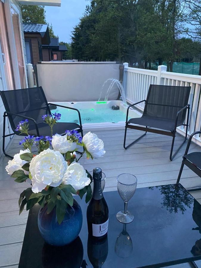 Graceland Lodge With Hot Tub Barmby on the Moor Luaran gambar